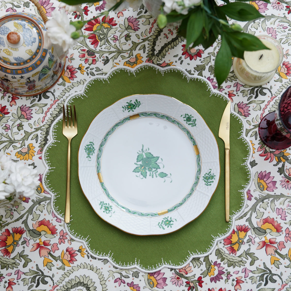 Spring table setting featuring the vibrant Clover Green round fabric placemat for festive seasonal dining