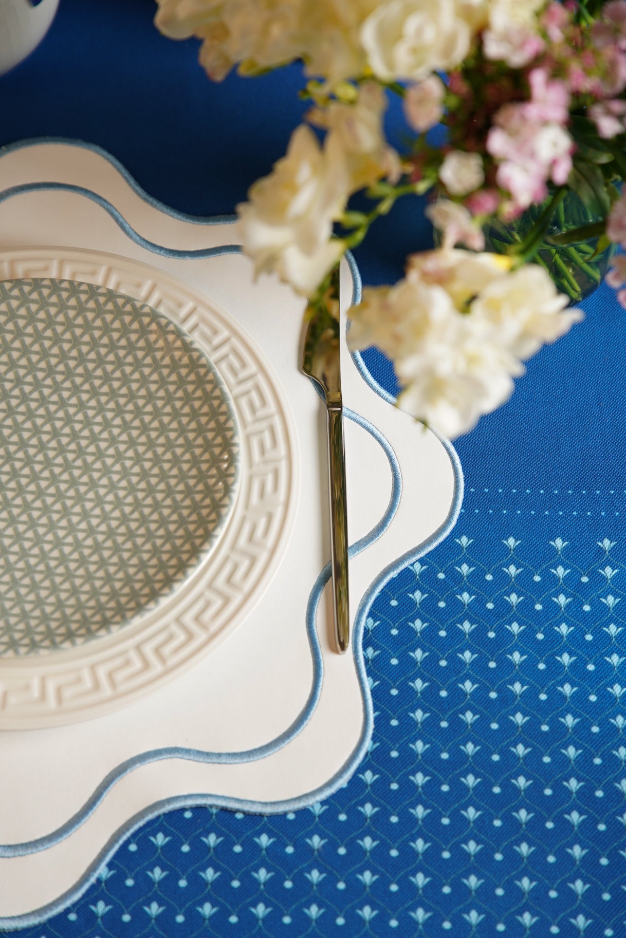 Durable and waterproof white and blue placemat, suitable for fine dining, cafes, and luxury events