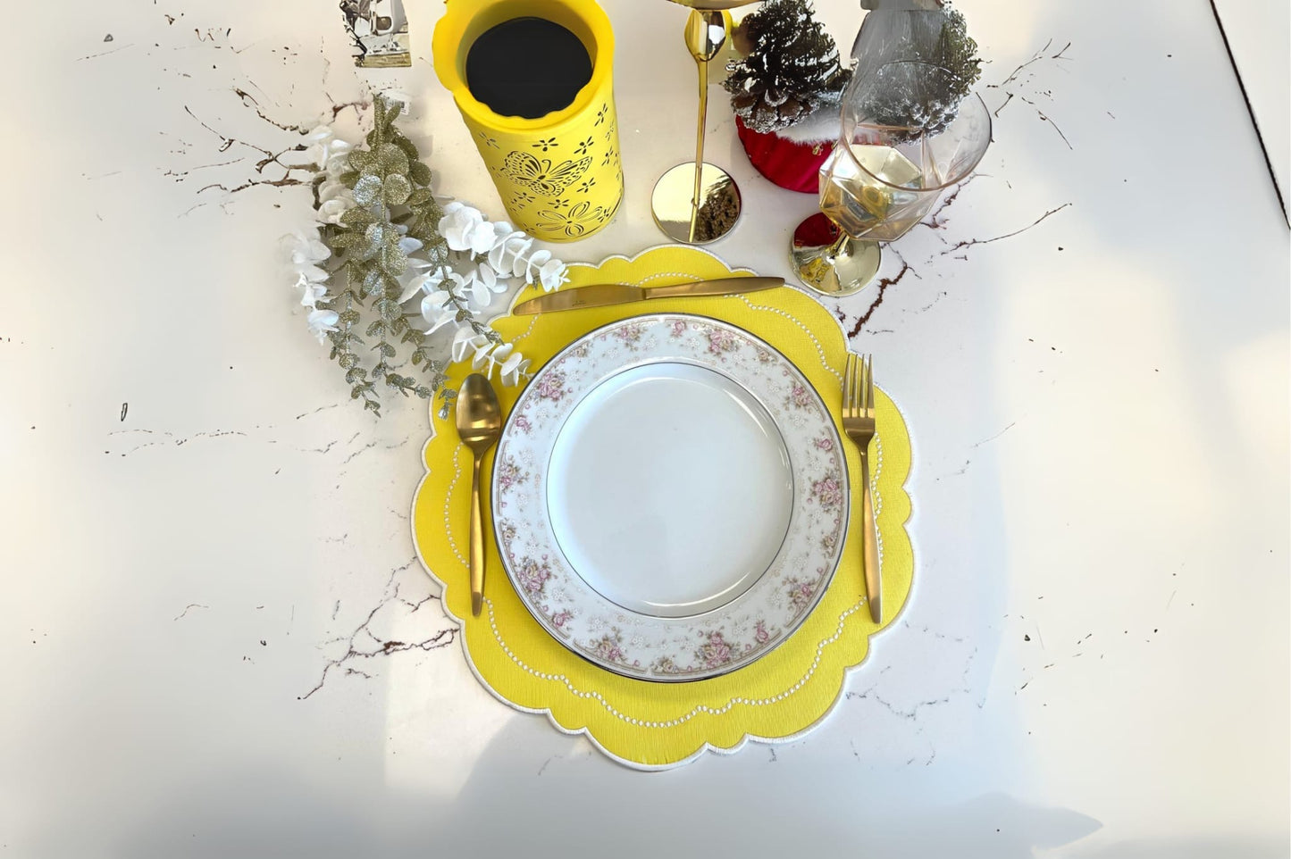Chic Halo Yellow Placemat – Ideal for Upscale Dining and Special Events