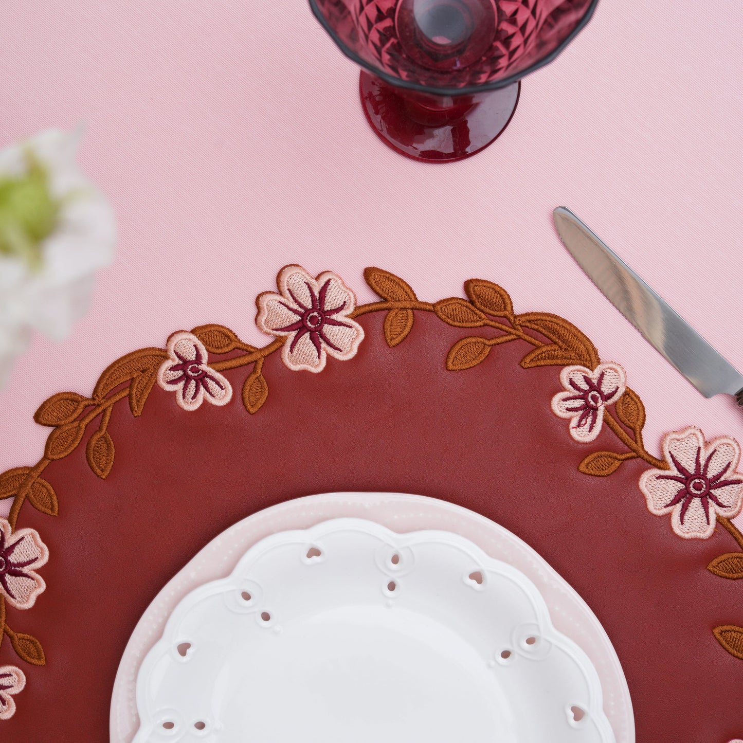 Vegan Leather Round Placemat – Unity Dark Orange – features elegant scalloped edges and handcrafted detail to enhance your dinner table.