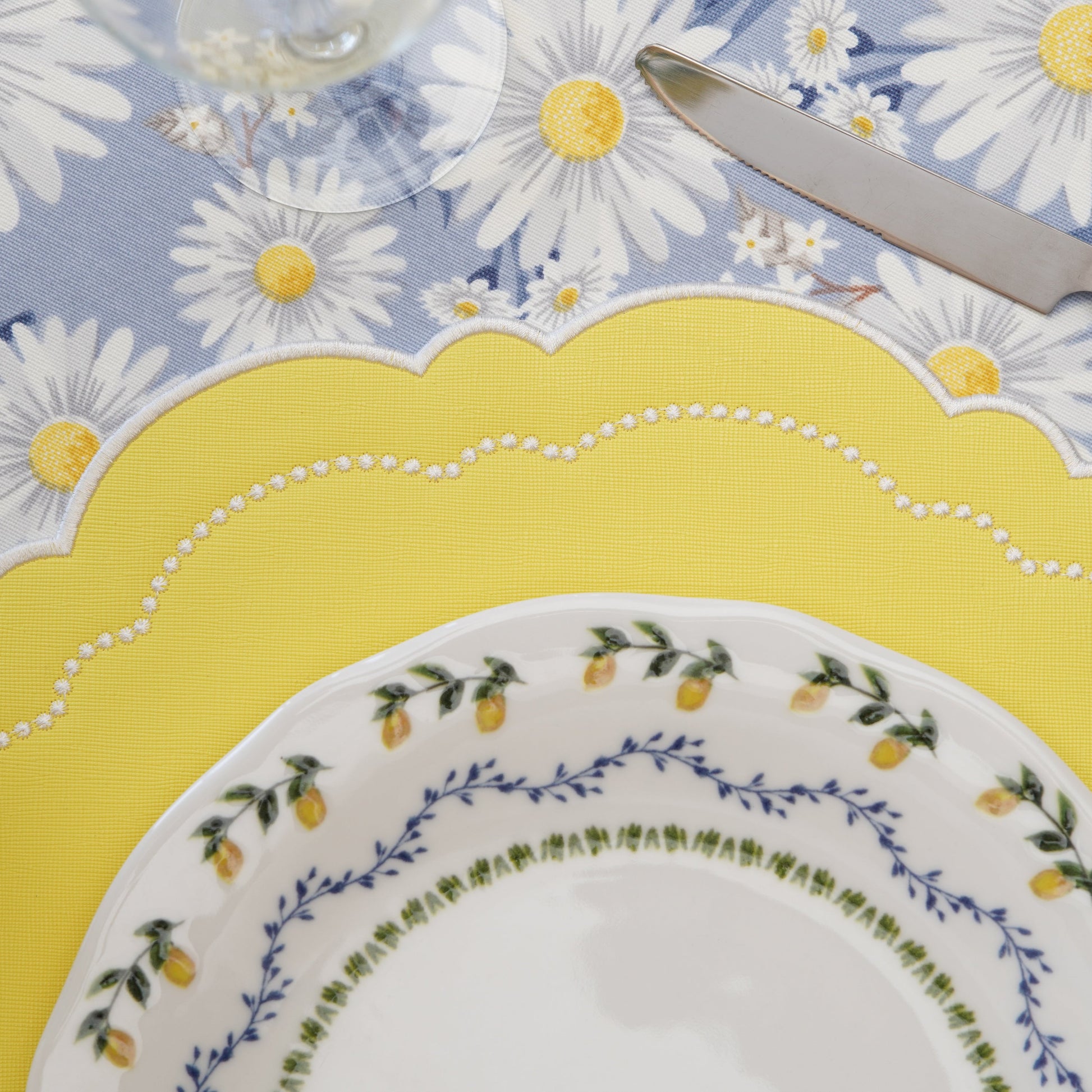 Detailed embroidery and double-layer structure of luxury round placemat