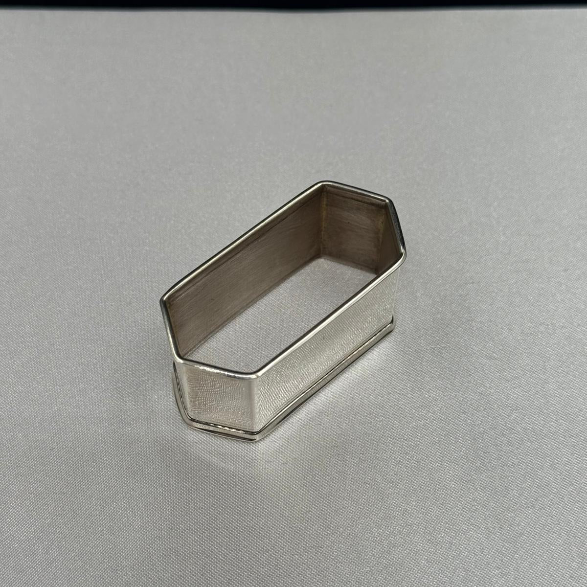 Elegant Hexagonal Silver Napkin Ring – Classic Table Setting Accessory