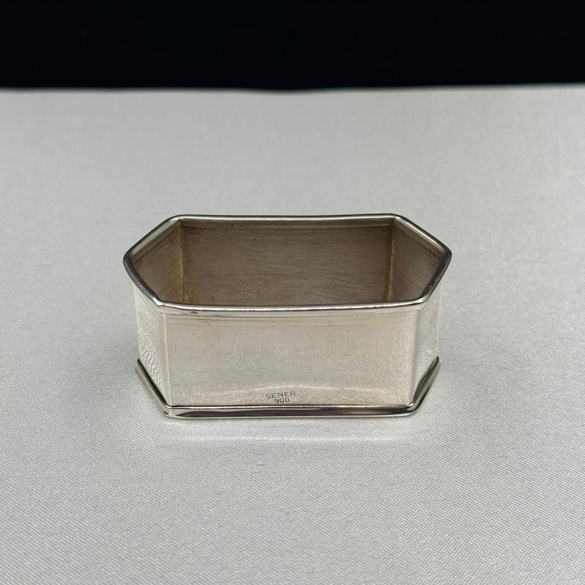 Elegant Hexagonal Silver Napkin Ring – Classic Table Setting Accessory