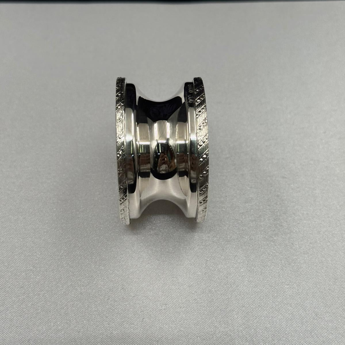 Elegant Wheel-Style Silver Napkin Ring – Classic Decorative Table Accessory