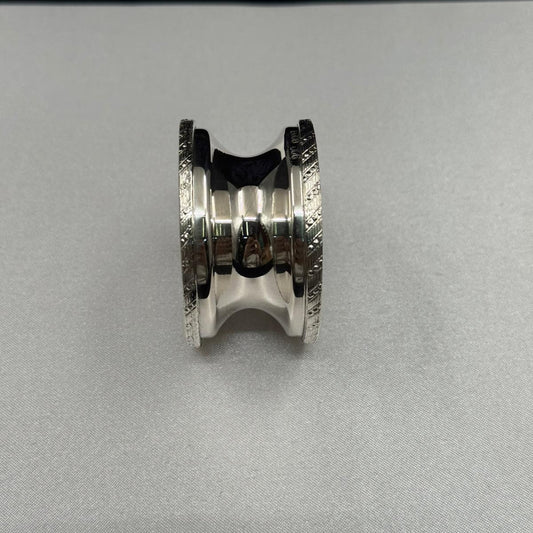 Elegant Wheel-Style Silver Napkin Ring – Classic Decorative Table Accessory