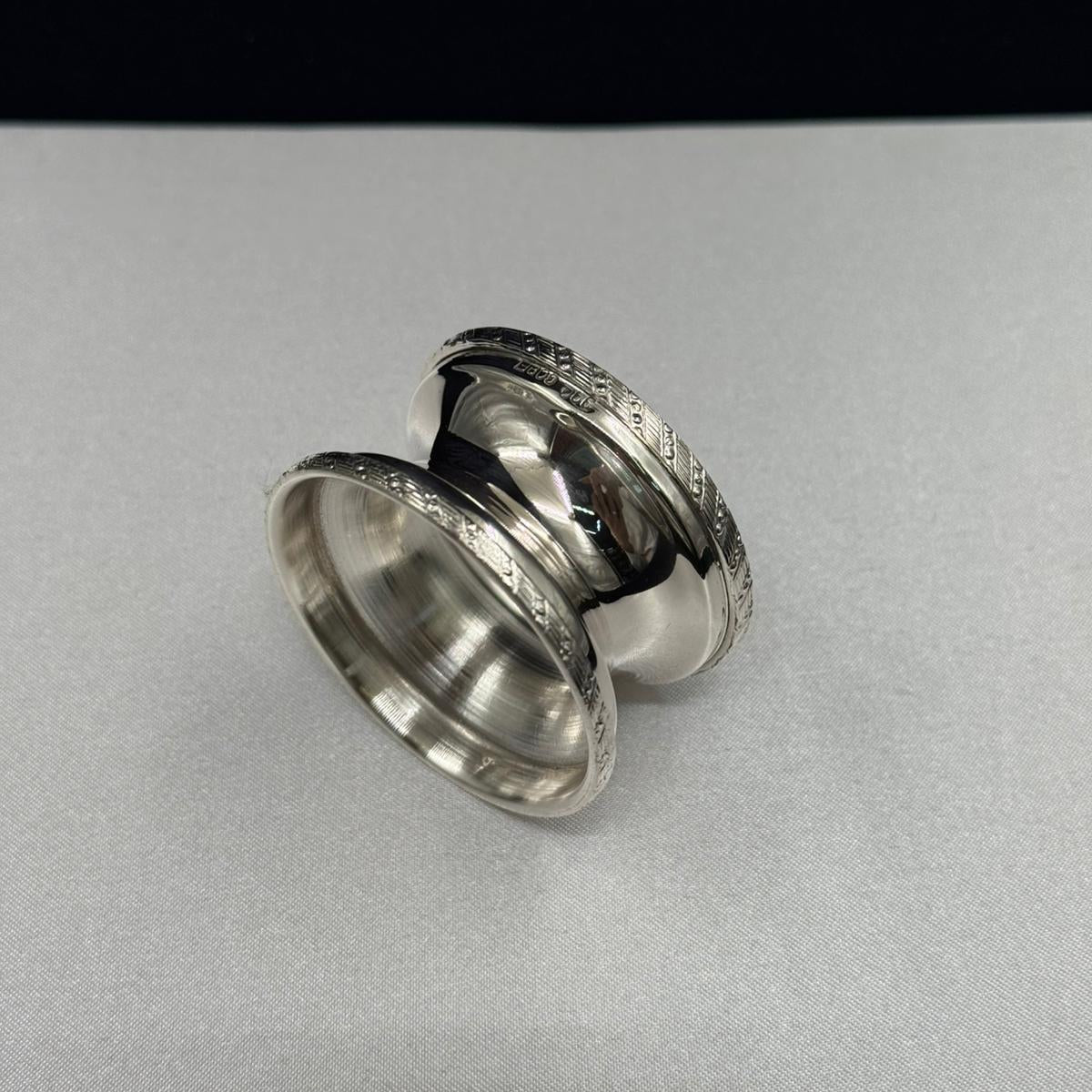 Elegant Wheel-Style Silver Napkin Ring – Classic Decorative Table Accessory