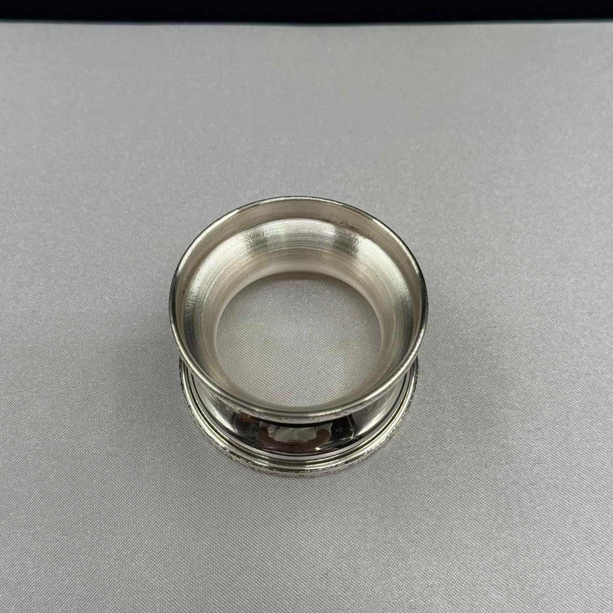 Elegant Wheel-Style Silver Napkin Ring – Classic Decorative Table Accessory