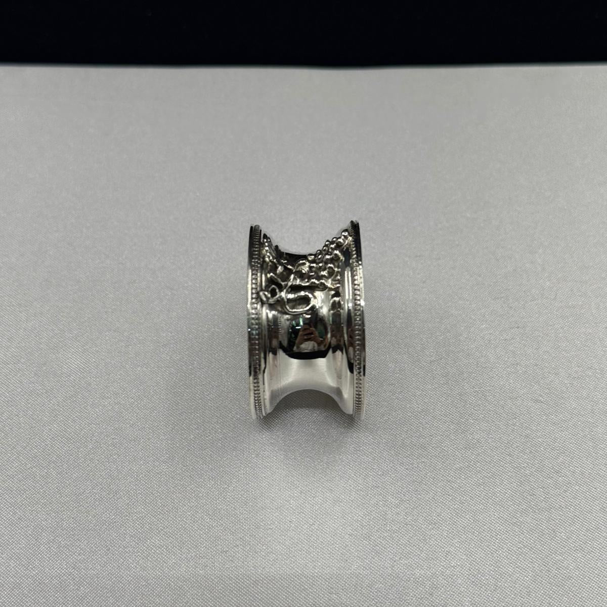 Grape Motif Silver Napkin Ring – Elegant Vineyard Inspired Table Decor