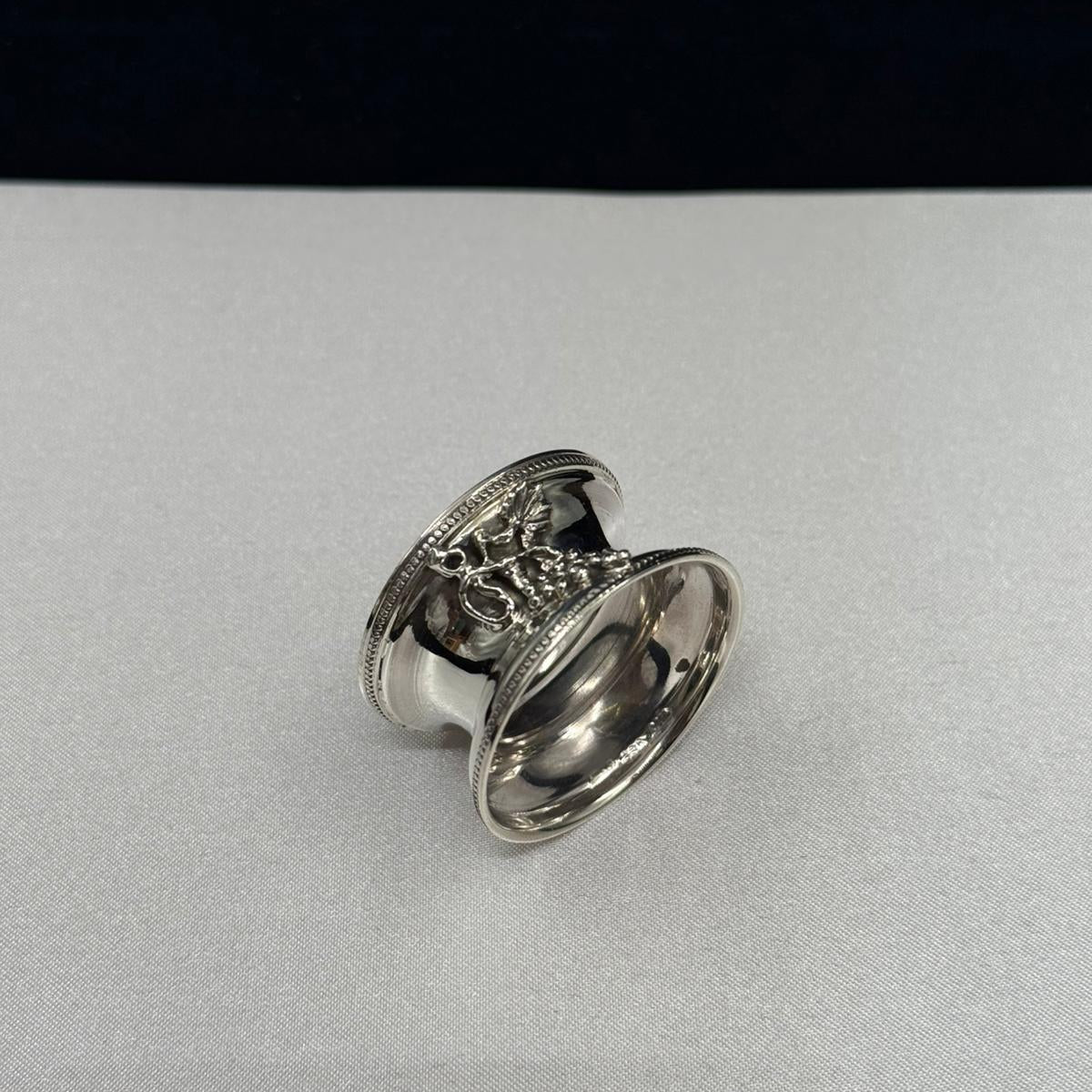 Grape Motif Silver Napkin Ring – Elegant Vineyard Inspired Table Decor