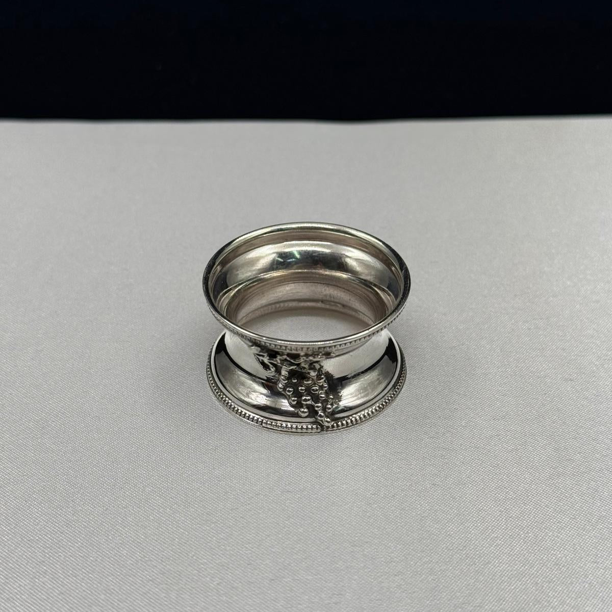 Grape Motif Silver Napkin Ring – Elegant Vineyard Inspired Table Decor