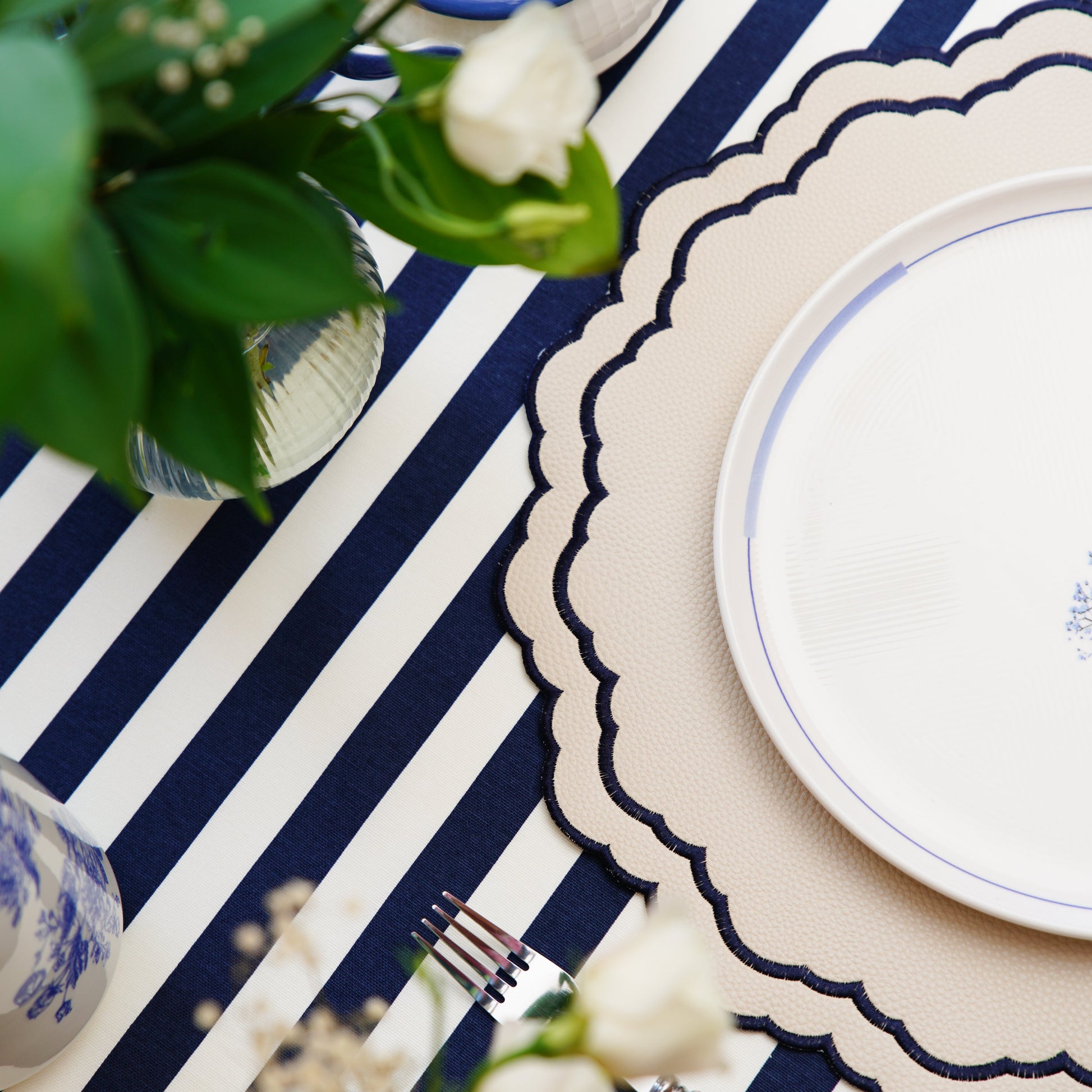Scarlett White Navy Luxury Dining Placemat – Featuring meticulous embroidery, sustainable faux leather craftsmanship, and enhanced durability. A sophisticated table accessory by PNR Decor.