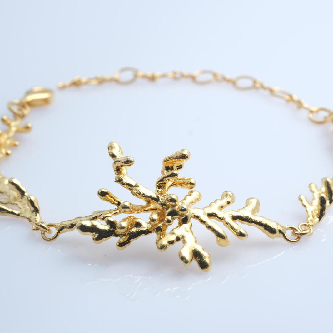 View of the secure clasp and the 5 cm extension chain on the nature-inspired gold bracelet, ensuring a comfortable, adjustable fit for any wrist.