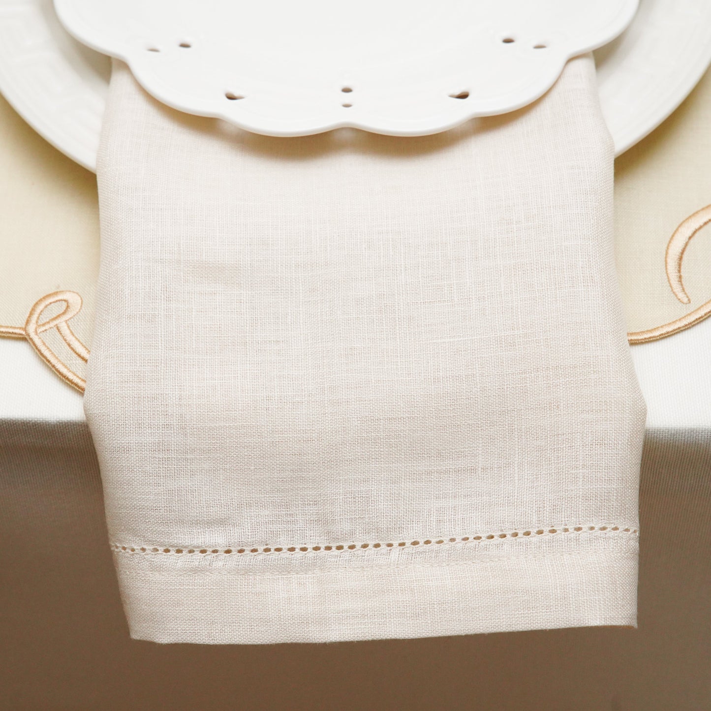 This premium white cloth napkin showcases a classic regal crest with a central W in deep navy embroidery. A high-end choice for traditional table decor.