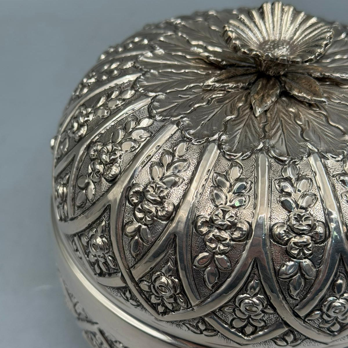 Close-up of the intricate rose inlaid (gül kakma) hand-engravings on the 900 sterling silver ribbed bonbonniere lid.
