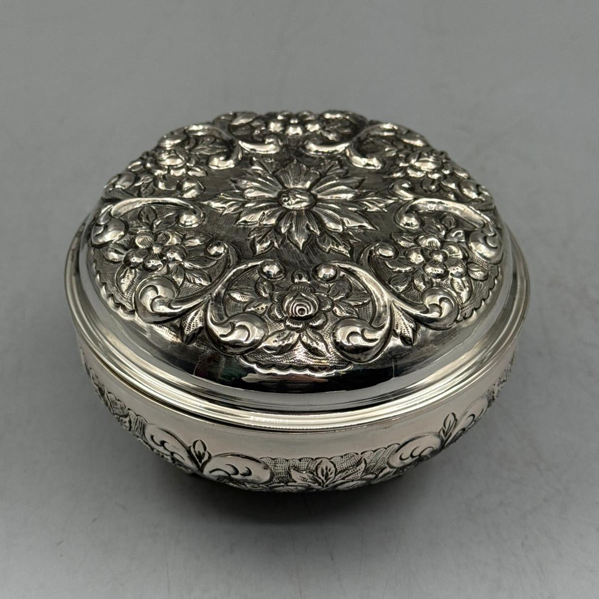 Handcrafted 900 sterling silver triple-footed bonbonniere with intricate floral inlaid engravings shown open, made in Istanbul Grand Bazaar.