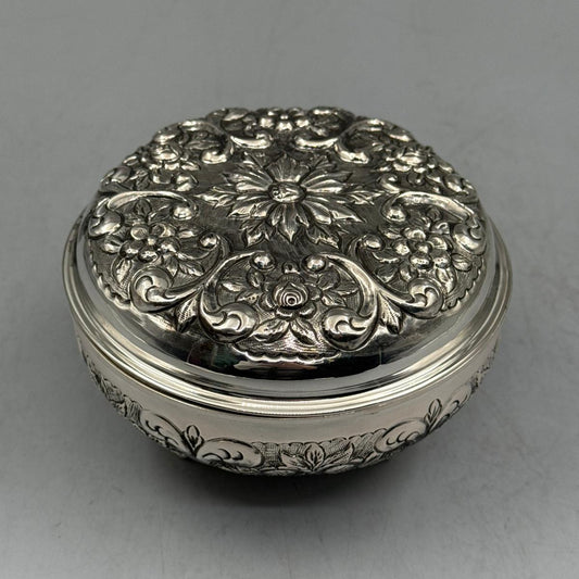 Handcrafted 900 sterling silver triple-footed bonbonniere with intricate floral inlaid engravings shown open, made in Istanbul Grand Bazaar.