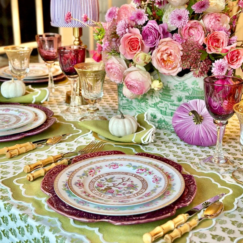Stylish green and white placemat featuring fine floral embroidery, made to elevate any dining setup.
