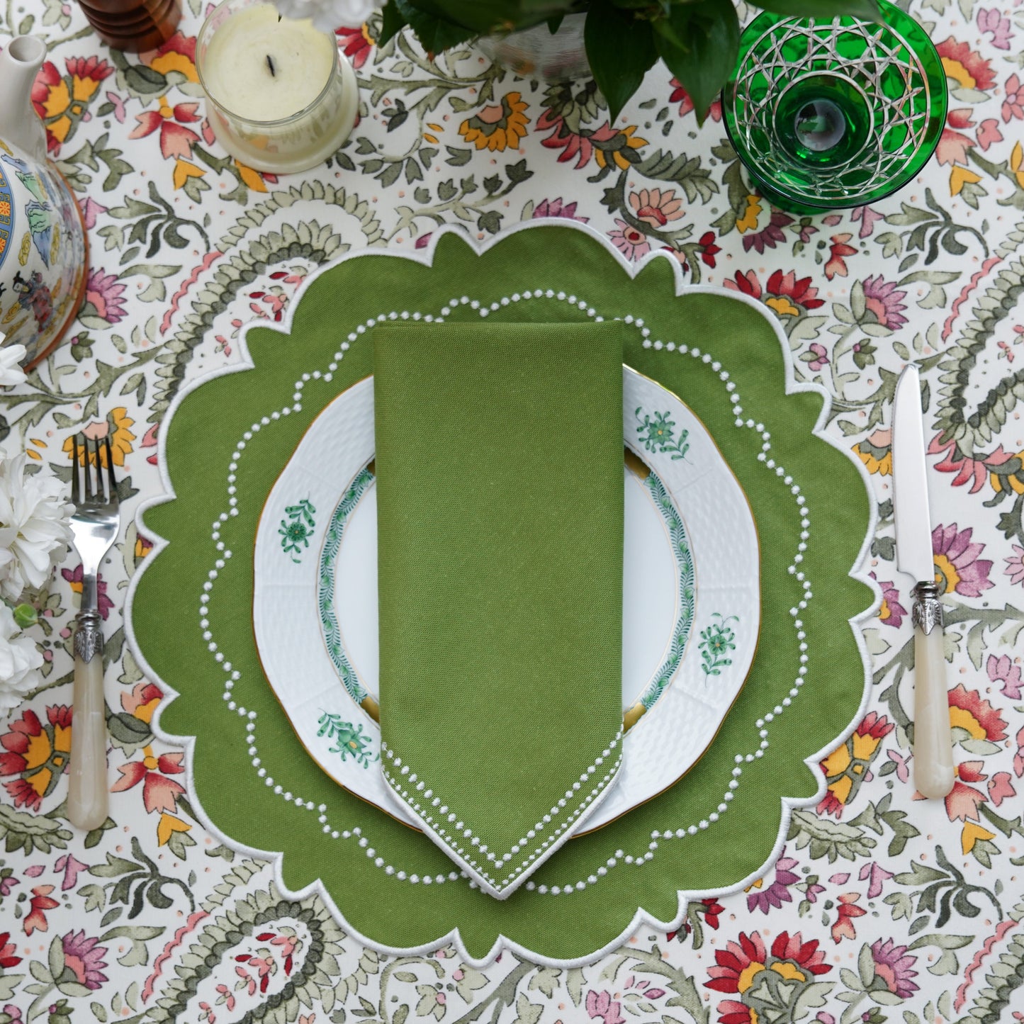 Side view of scalloped edges on the Harmony fabric placemat