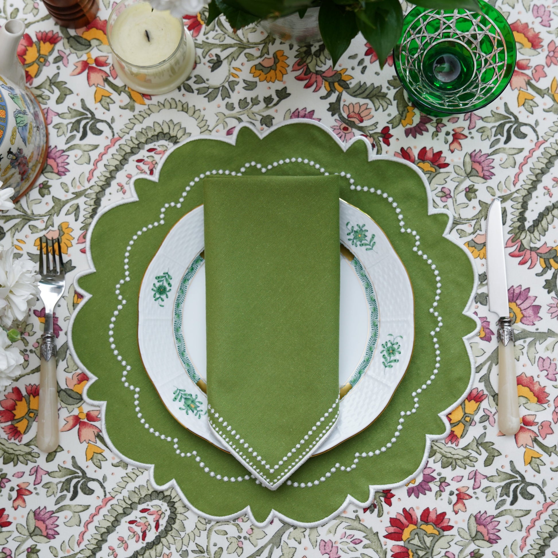 Side view of scalloped edges on the Harmony fabric placemat