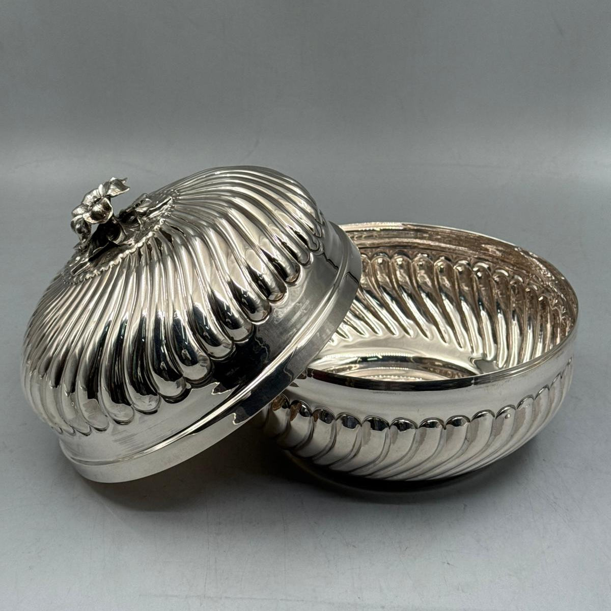 Side view of the 900g solid silver Bektashi bonbonniere with the lid open, showcasing the high-polish interior and swirled ribbing.
