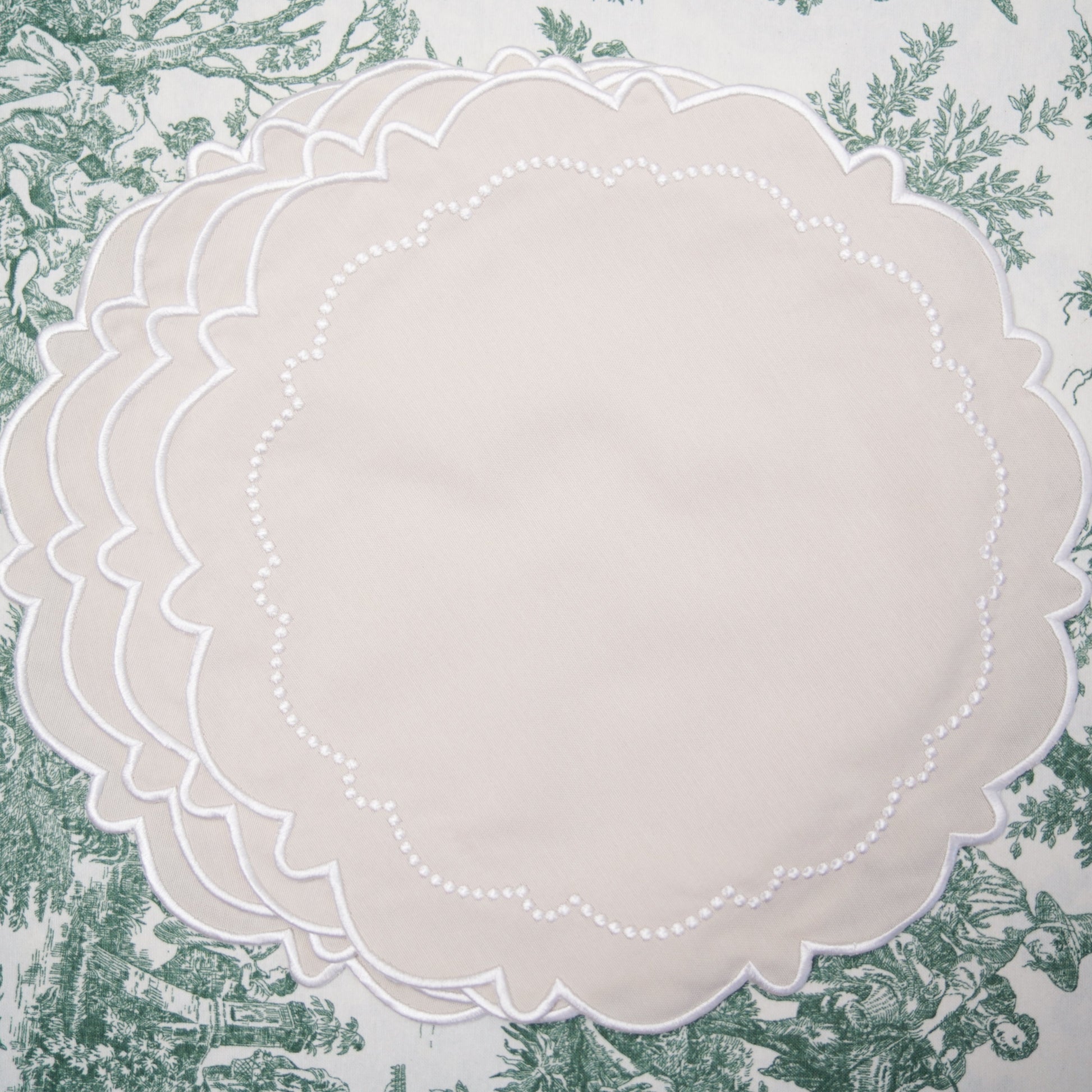 Event-ready layout with PNR Decor Harmony placemat in focus