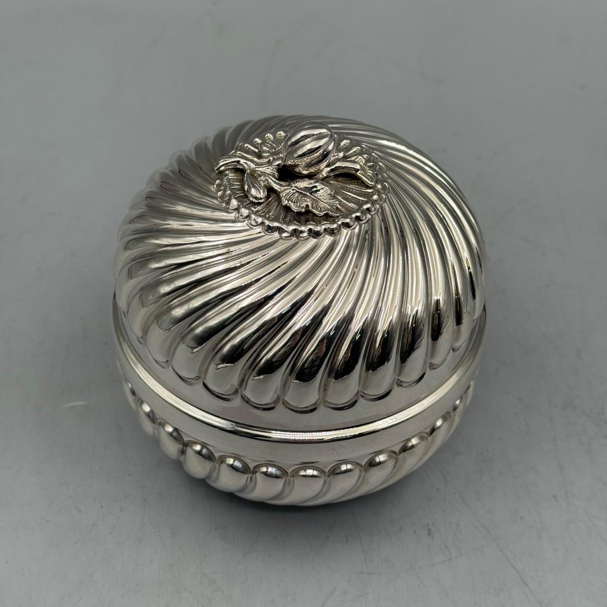 Close-up of the sculpted silver bud and leaf handle atop the Bektashi-style swirled ribbed sterling silver lid.