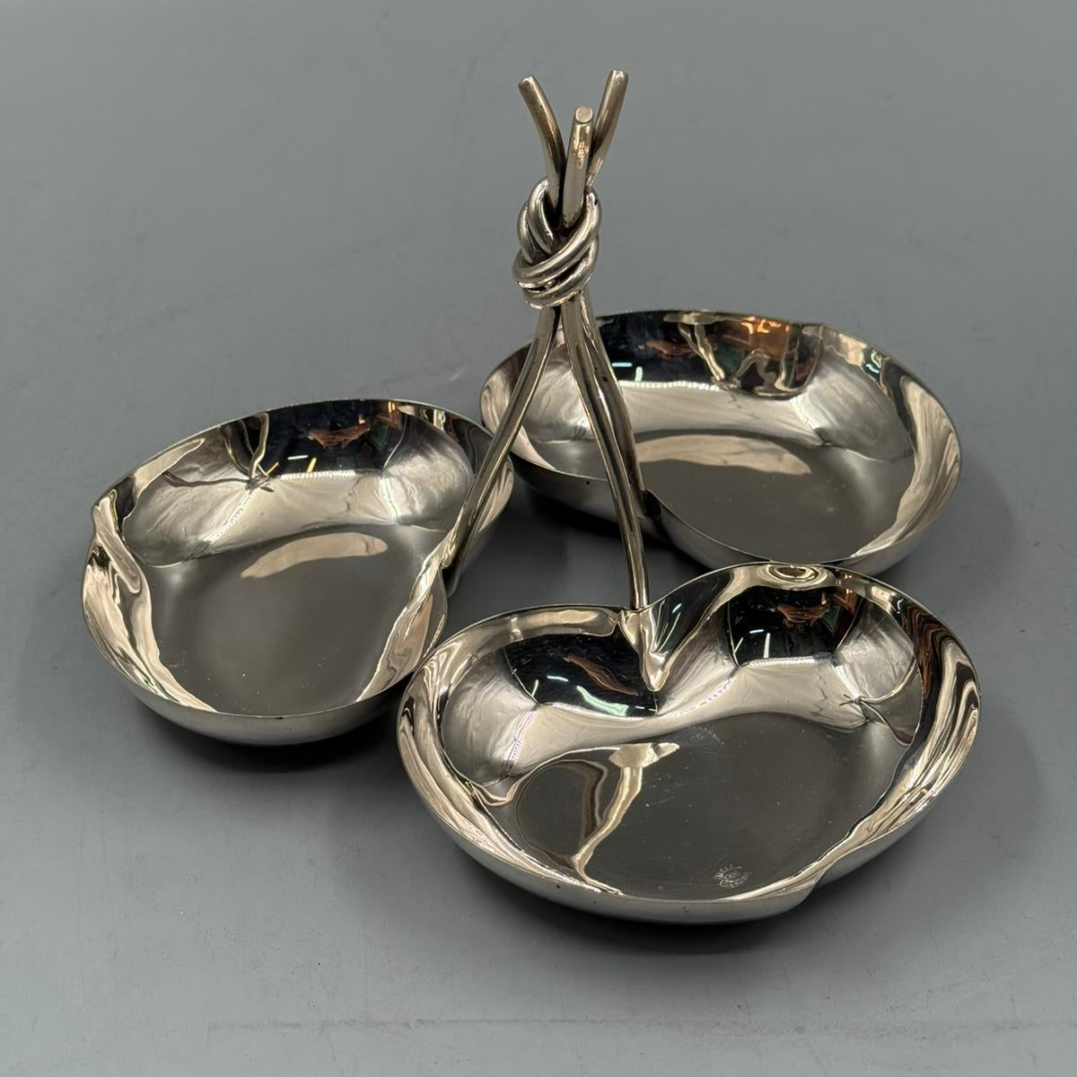 Stylish silver metal serving bowl in heart design, ideal for table decoration and serving