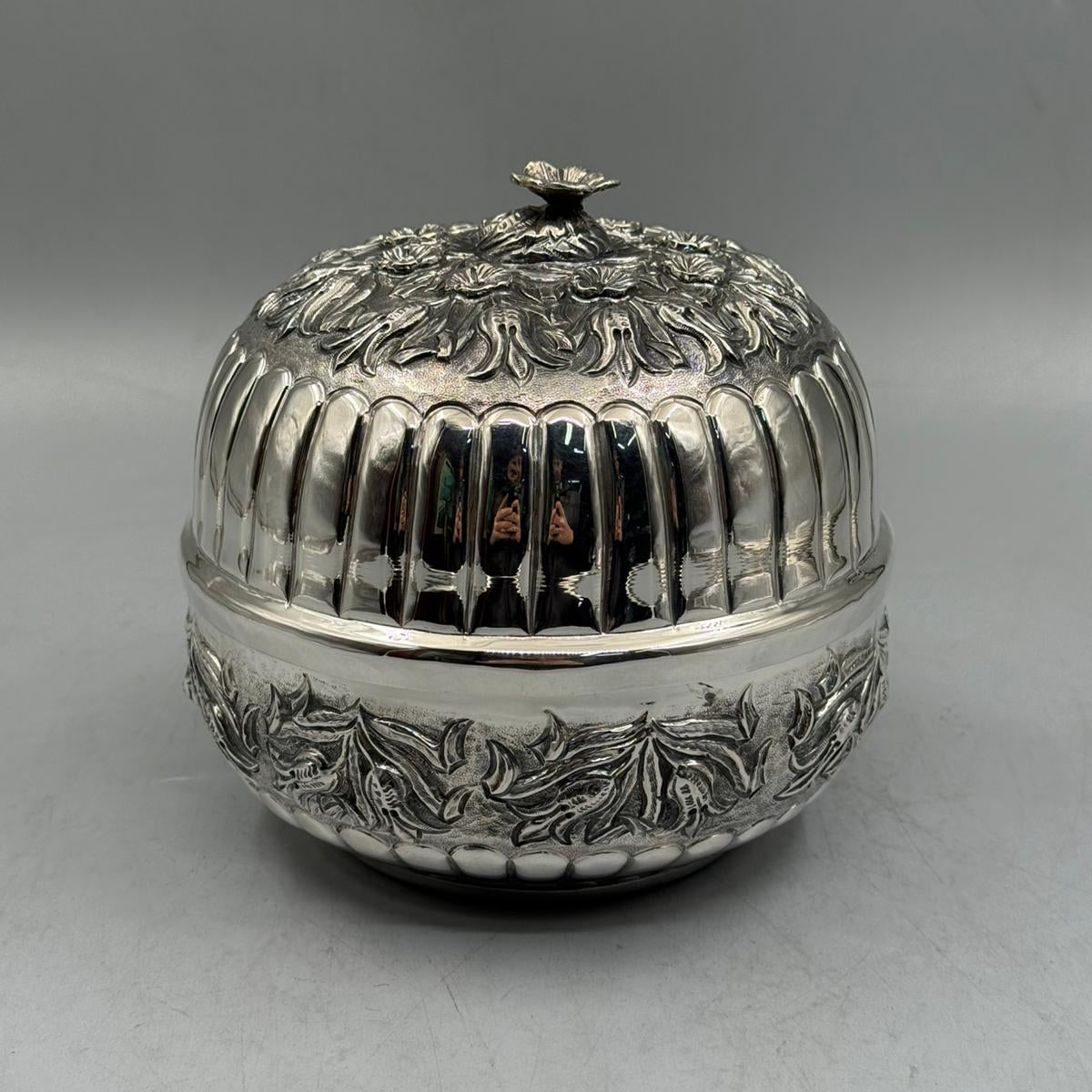 Side profile of the 17cm diameter silver bonbonniere showcasing the master craftsmanship of the ribbed silver walls.